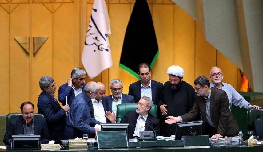 البرلمان يناقش إستقالة 19 نائباً من محافظة إصفهان
