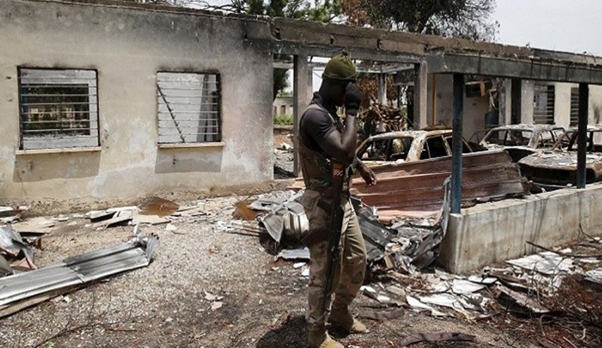 مئات النيجيريين يفرون بعد إحراق بوكو حرام لقريتهم بالكامل