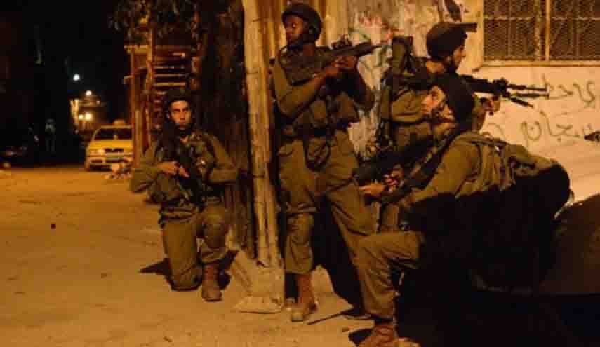 الاحتلال يعتقل 5 فلسطينيين بمداهمات في الضفة
