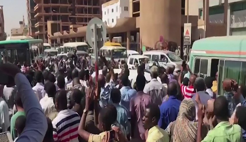 هل زيارة البشير المفاجئة لدمشق لها علاقة بالمظاهرات في السودان؟!