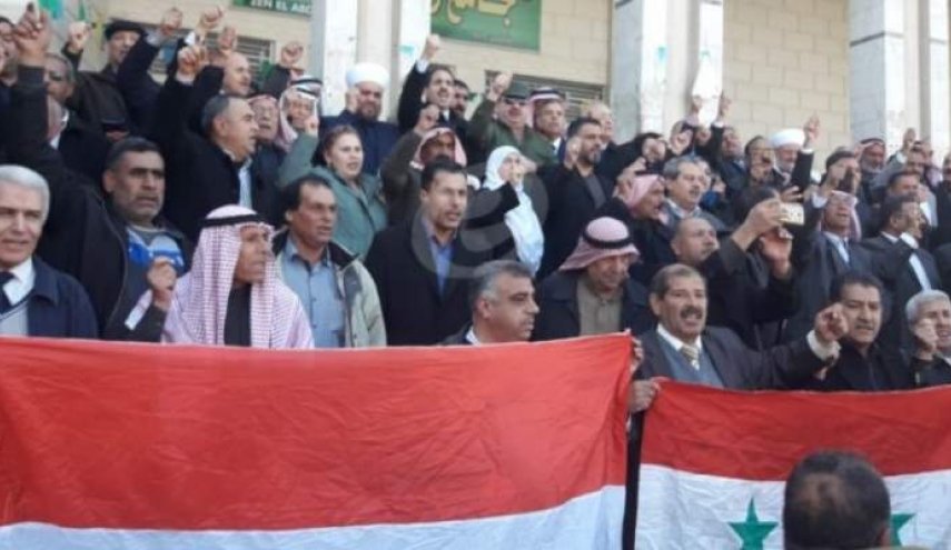 اهالي القامشلي يرفعون العلم السوري وينددون بالتدخل التركي
