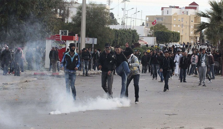 تواصل الاحتجاجات على خلفية انتحار صحفي في تونس