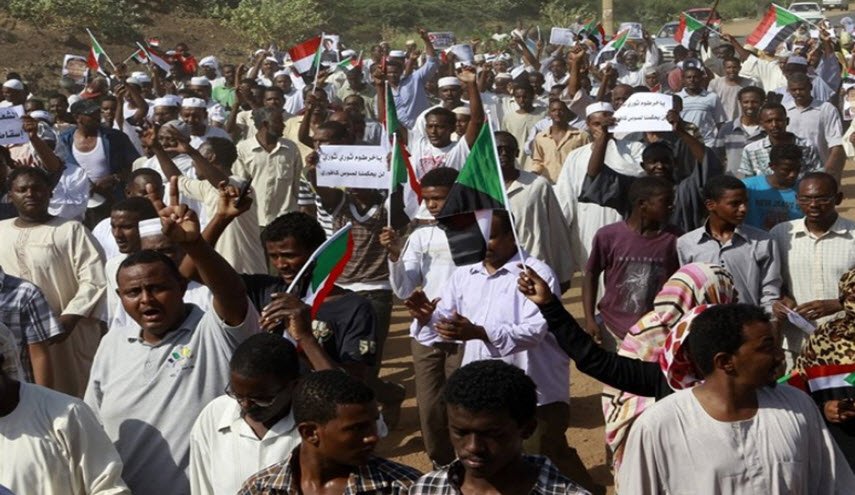 السودان: مقتل و اصابة 425 من قوات الأمن والمتظاهرين