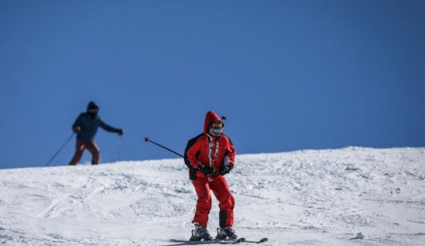 بالصور.. مسابقة التزلج على الجليد في طهران