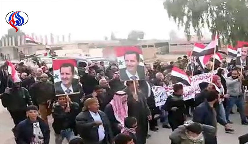 تجمع اعتراضی در رقه در حمایت از ارتش سوریه و اعتراض به تهدیدهای ترکیه