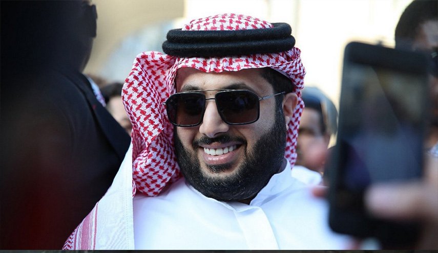 السعوديون يحتفون باعفاء تركي آل الشيخ وهو يرد عليهم!