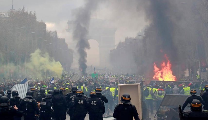 جلیقه زردها اقامتگاه مکرون را محاصره کردند/ دور تازه تظاهرات فرانسه از فردا آغاز می شود