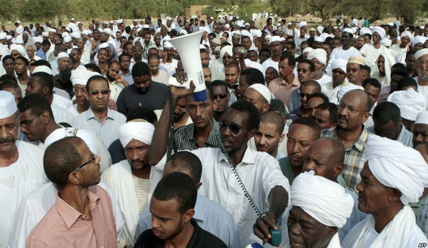 تواصل الاحتجاجات في الخرطوم والشرطة تقمع المتظاهرين