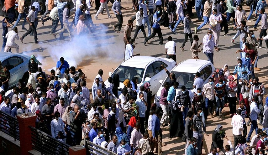 إطلاق الغاز على المتظاهرين لعدم وجود خراطيم مياه في الخرطوم!