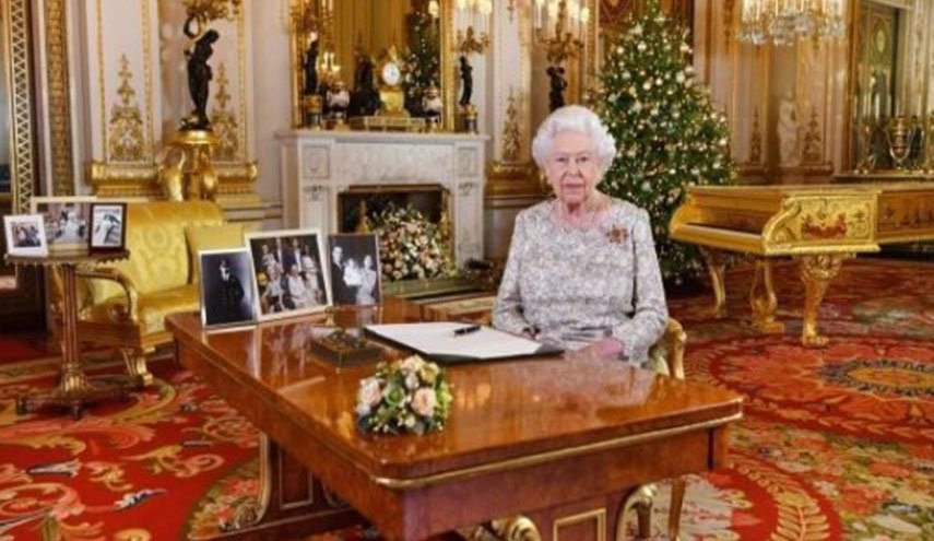 البيانو الذهبي.. بين صدام حسين والملكة إليزابيث