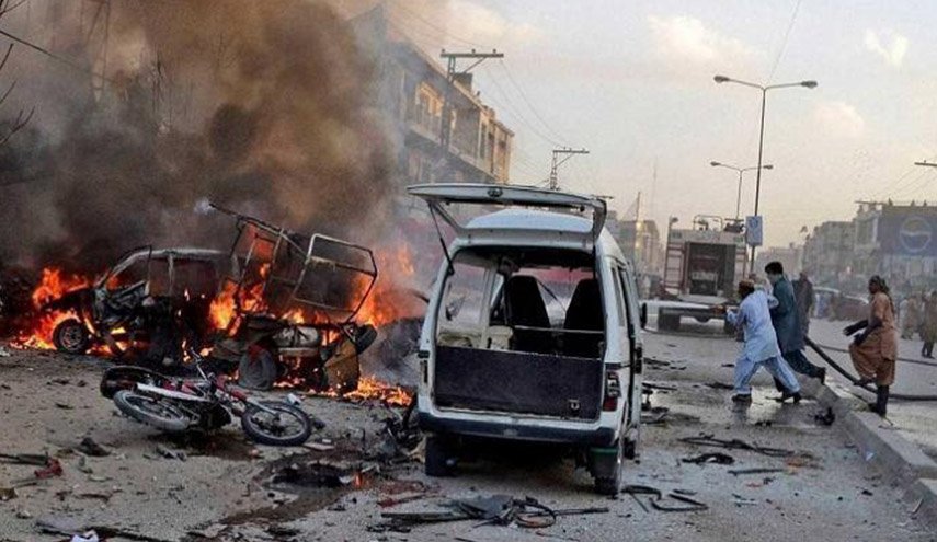 شاهد.. إصابة 6 اشخاص إثر انفجار سيارة مفخخة في بيشاور الباكستانية