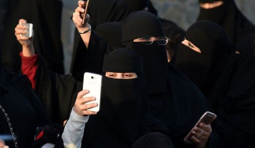 إخطار النساء في السعودية بالطلاق عن طريق الهاتف!