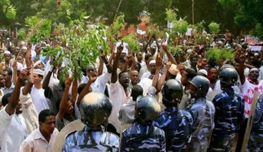 ادامه اعتراضات در سودان و شعارهای سیاسی معترضین