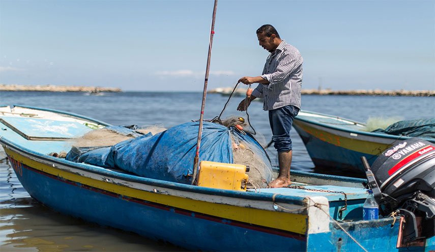  الاحتلال يعتقل صيادين فلسطينيين ويصادر قاربهما