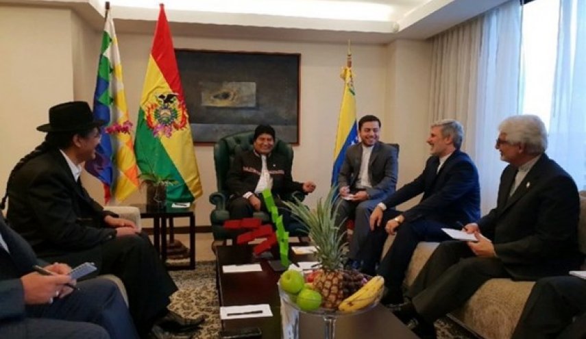 وزير الدفاع الايراني يجري مباحثات مع الرئيس البوليفي