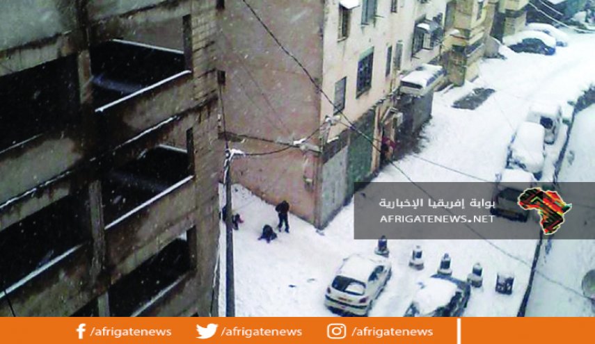 الجزائر وتونس.. الثلوج تغلق الطرقات وتعزل المدن