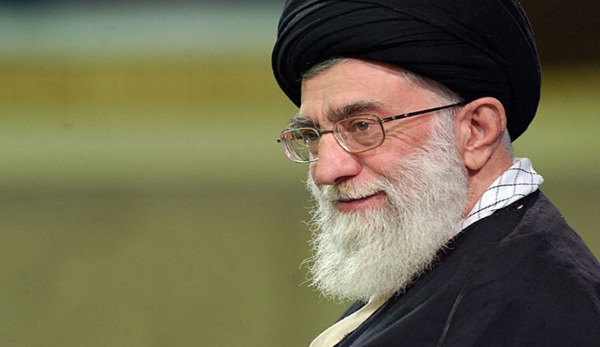 قائد الثورة الاسلامية يعزي بوفاة والدة القائد العام للجيش الايراني