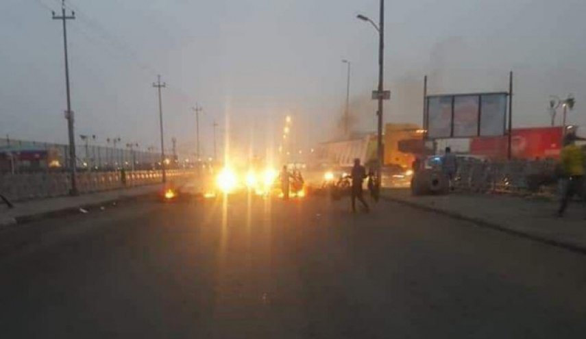 بالصور.. عدد من المحتجين يقطعون طريق البصرة-بغداد