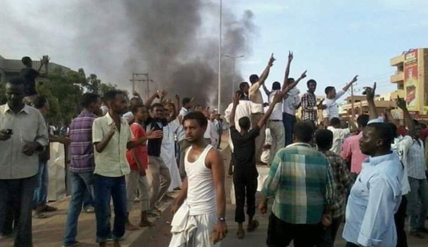 شرطة السودان تفرق المتظاهرين بالغاز المسيل للدموع
