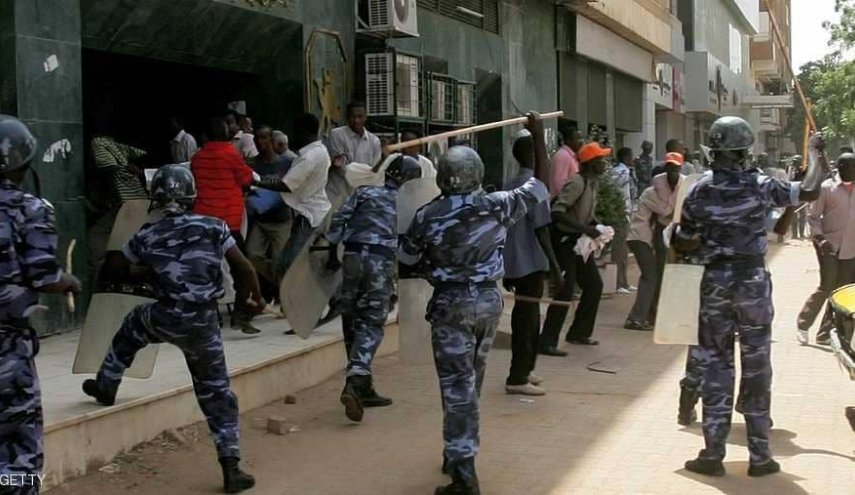 الشرطة السودانية تفرق المحتجين في كسلا وتعتقل نجل شخصية بارزة
