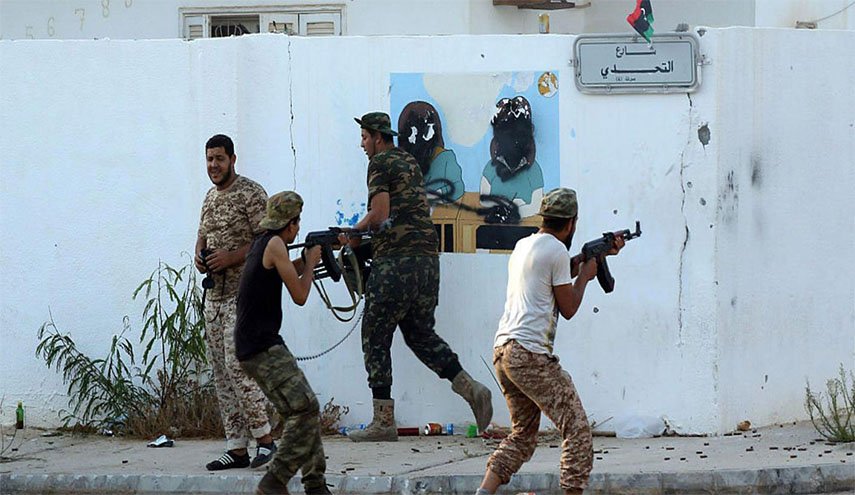 عشرات القتلى و الجرحى في اشتباكات قرب العاصمة الليبية
