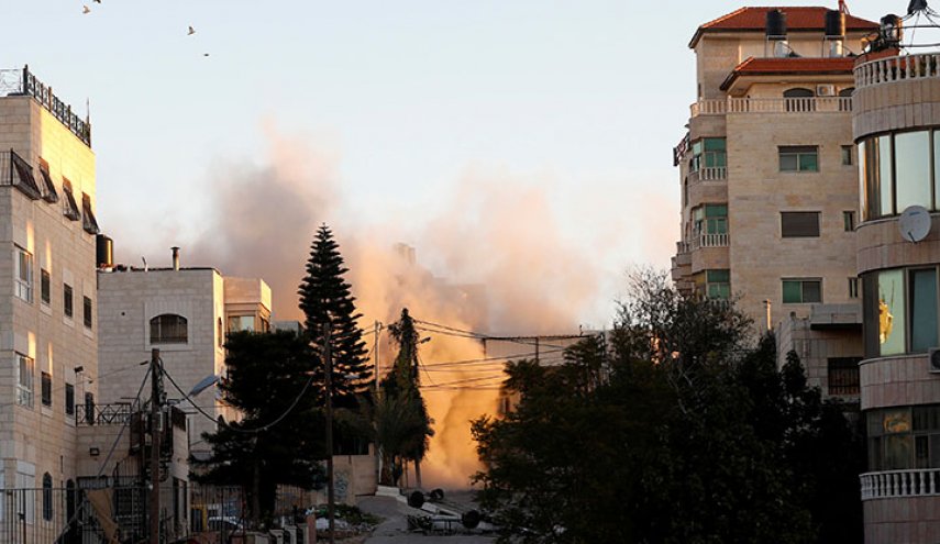 الاحتلال يفجر منزل عائلة الأسير الجريح خليل جبارين في الخليل