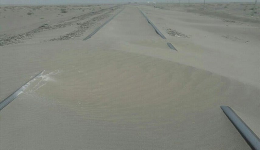 الكثبان الرملية تخرج قطارا عن سكته جنوب شرق ايران