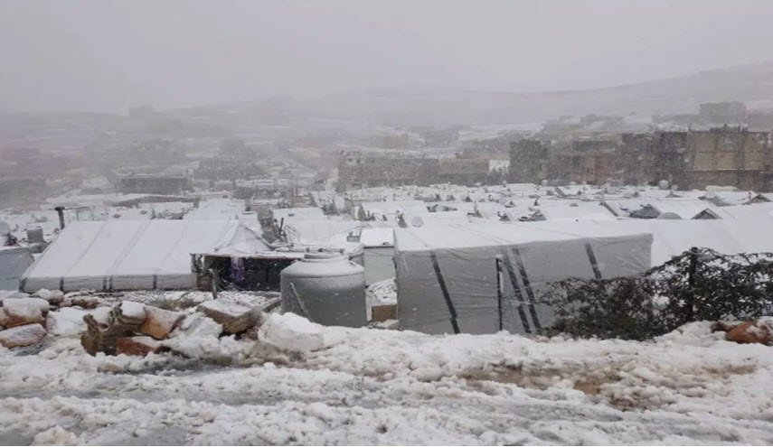 شاب لبناني يفاجئ اللاجئين السوريين المتضررين من الطقس!