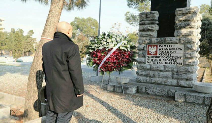 بالصور.. مساعد وزير خارجية بولندا یزور مقبرة البولنديين في طهران