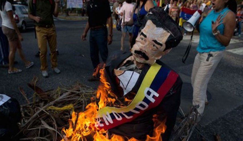 سقوط قتيلين وإحراق تمثال لتشافيز ومركز للشرطة في فنزويلا