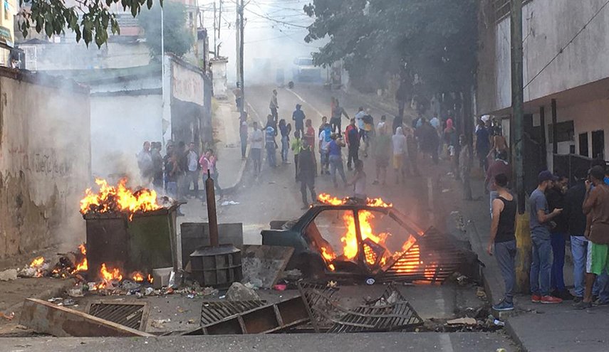 انفجار و درگیری بین مخالفان و پلیس در پایتخت ونزوئلا