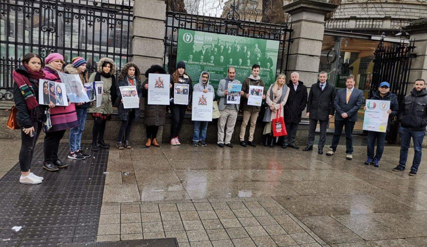 متضامنون أمام برلمان ايرلندا دعما لمعتقلي رأي البحرين