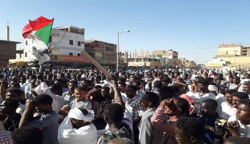قتيلان جديدان في السودان ودعوات لمظاهرات والصلاة في الساحات