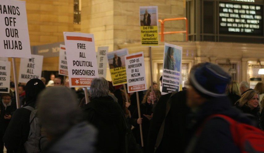 تجمع حمایت از مجری پرس تی وی در منهتن آمریکا/ تجمع کنندگان شعارهای ضد نژادپرستی و ضد امپریالیستی سردادند