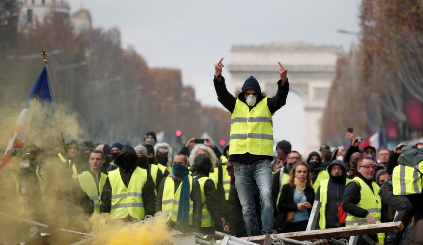 انتقاد نمایندگان پارلمان فرانسه از دولت ماکرون/ استفاده از گلوله‌های انفجاری در سرکوب معترضان