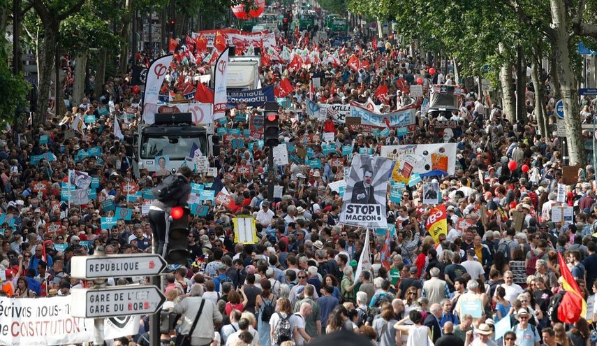 فرانسه در بحران اعتراضات/ همزمان با جلیقه زردها این بار شال قرمزها و هواداران محیط زیست هم به خیابان ها آمدند