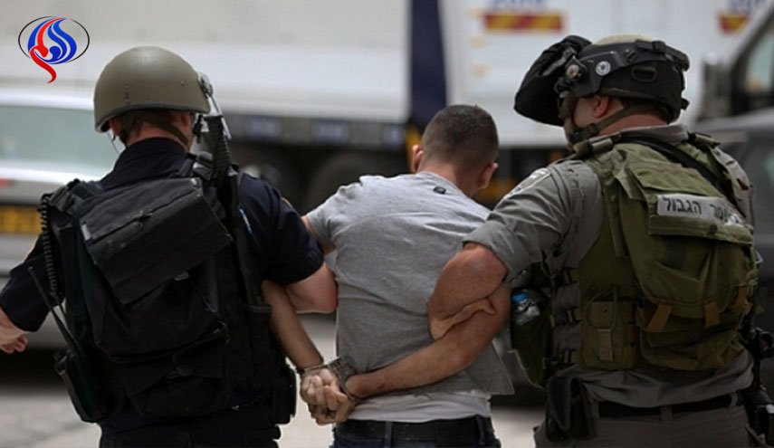الاحتلال يعتقل 18 فلسطينيا في الضفة ويستولي على مركبة جنوب الخليل
