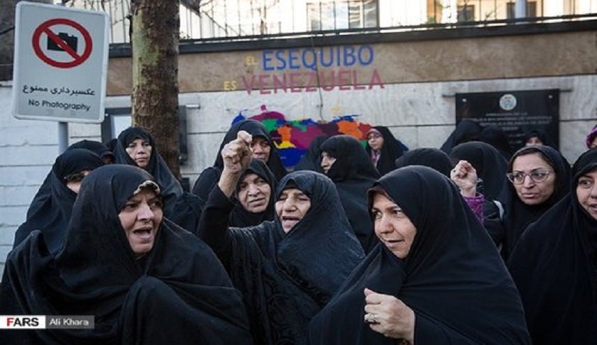 سفارة فنزويلا في طهران تشهد تجمعا طلابيا احتجاجا على التدخّل الاميركي