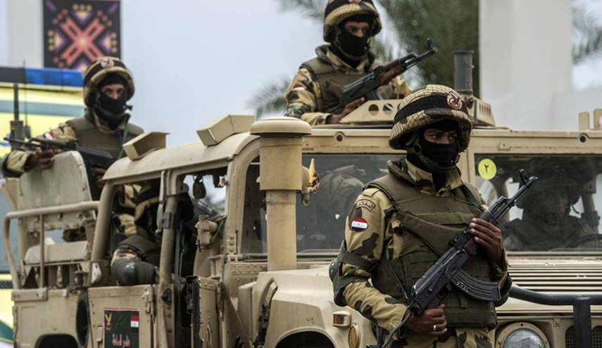 الجيش المصري يستهدف خلية إرهابية بالصحراء الغربية