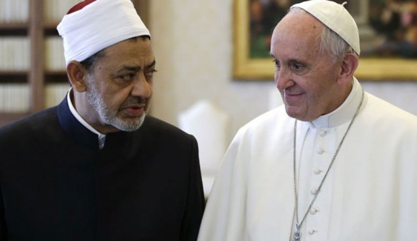پاپ فرانسیس و شیخ الازهر در ابوظبی امارات دیدار کردند/ سند برادری امضا شد 
