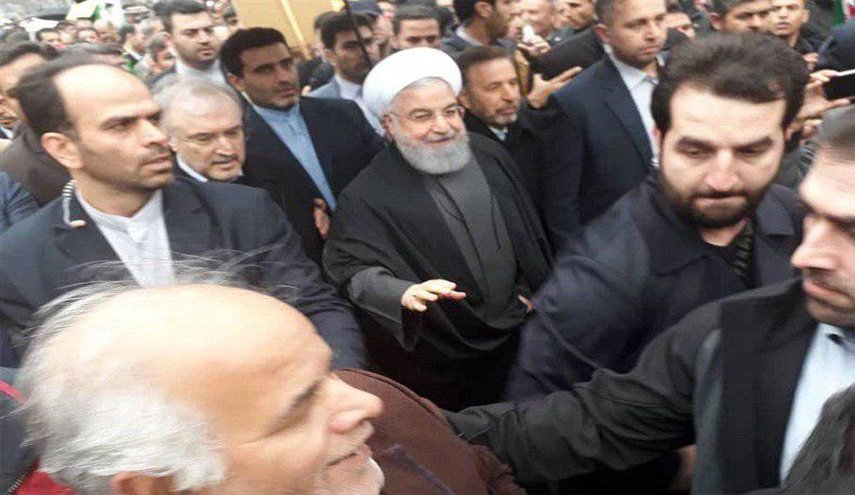 المسؤولون الايرانيون يشاركون الجماهير فرحتها بالانتصار