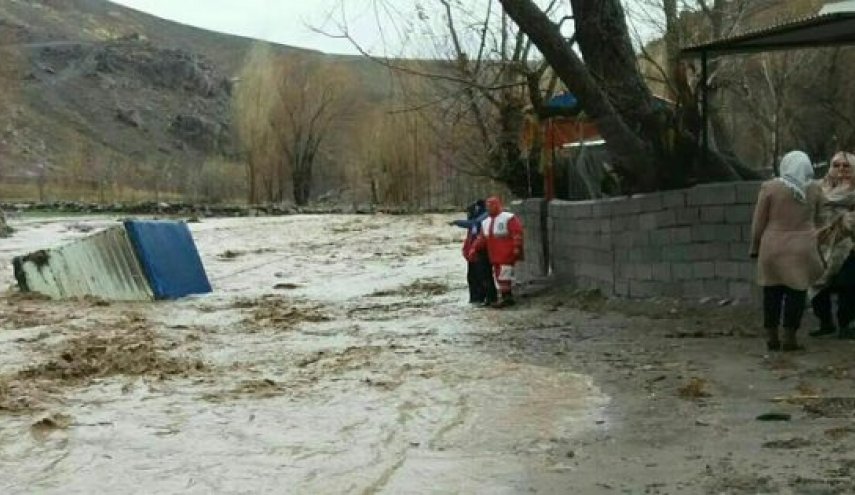 مصرع 3 أشخاص خلال سيول اجتاحت شرق ايران