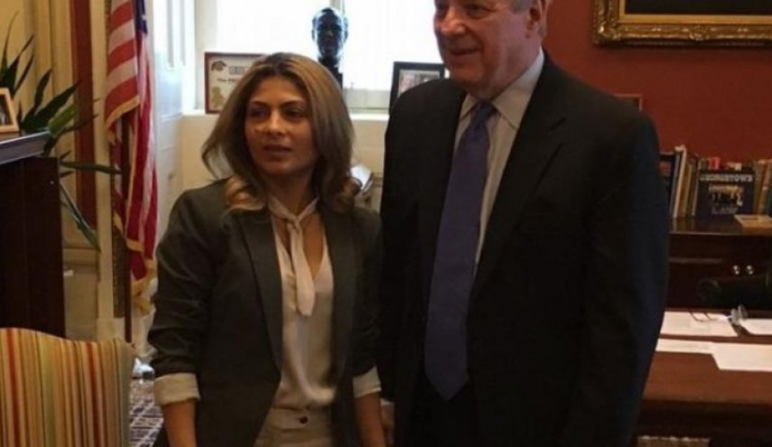 سيناتور أمريكي يلتقي زوجة رائف بدوي ويهاجم بن سلمان