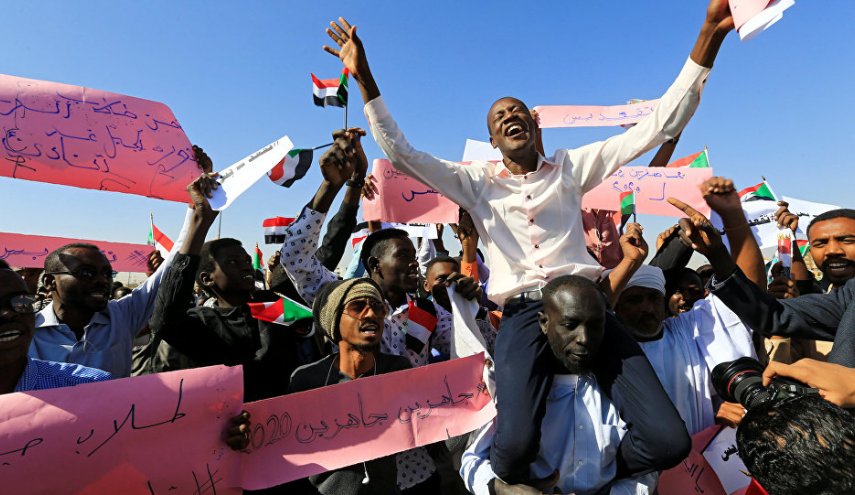 قوات أمن سودانية بملابس مدنية تعتقل محتجين وسط الخرطوم