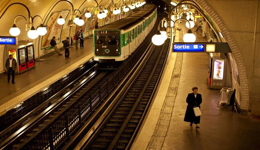 إصابة شخص في مترو باريس في هجوم بمادة حارقة