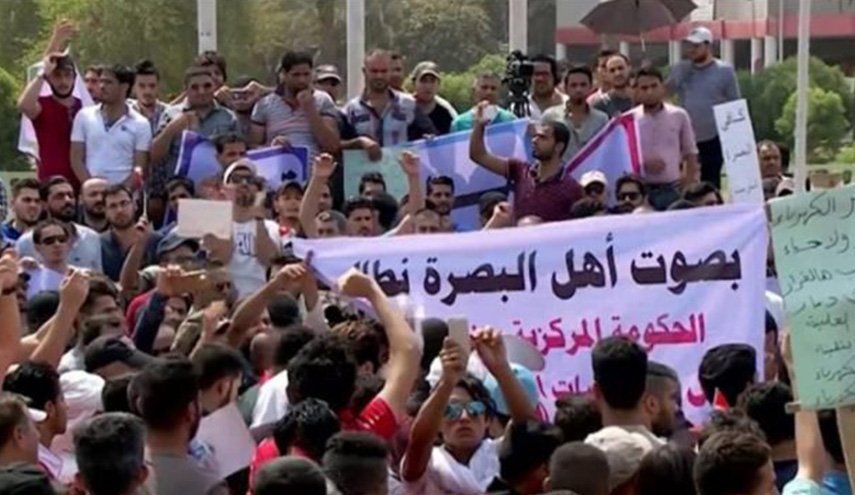 بالصور.. العراقيون يتظاهرون في بغداد والبصرة

