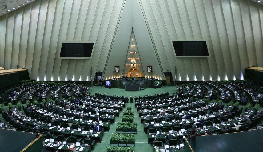 برلمان ايران يلزم الحكومة ببيع النفط الخام في بورصة محلية