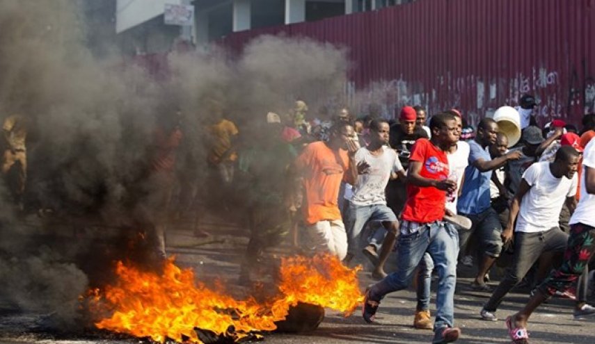 شعارهای ضد آمریکایی معترضان در هائیتی 