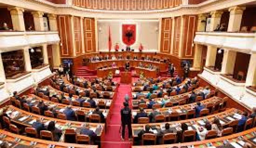 افزایش تنش میان پارلمان و دولت آلبانی/ نمایندگان خواستار جایگزینی دولت انتقالی تا زمان برگزاری انتخابات زودهنگام شدند