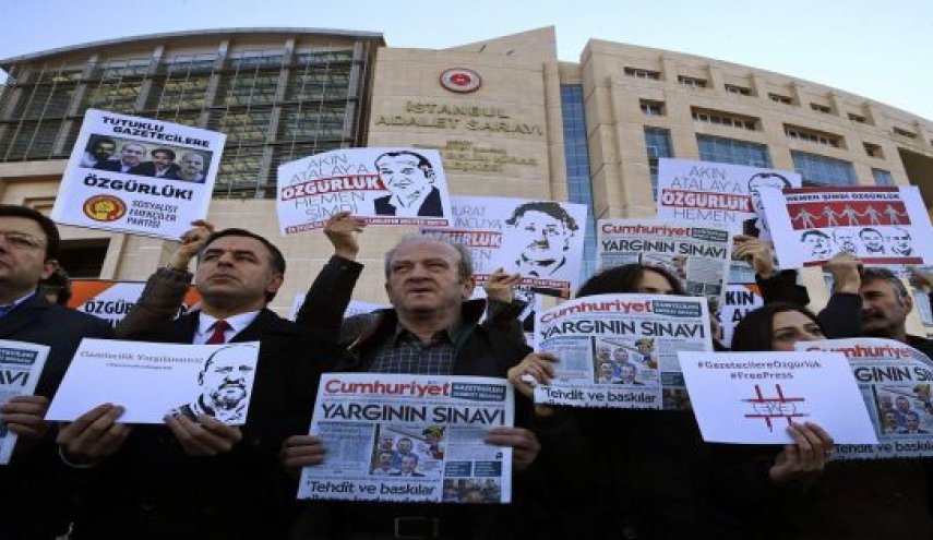 محكمة تركية تؤيد سجن 14 من صحفيي 